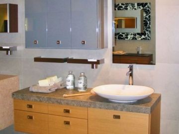 Nouvelle idée déco' : une grande salle de bain principale avec des portes de placard en bois clair, un grand vasque et un joli sol en carrelages gris ! ?

➡️...