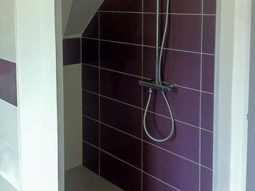 À vous de choisir ! ??

Plutôt violet et gris pour la profondeur du moderne ou gris orné de dessins pour donner un côté rétro' ?