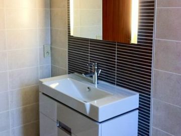 Les spots dans une salle de bain, c'est nécessaire ! Avez-vous pensé à en ajouter au-dessus de votre lavabo ? ??

Pas encore ? Contactez-moi sur...