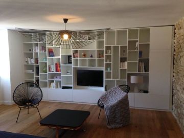 Une des pièces à ne pas négliger en décoration, c'est bien le salon !
Et plus précisément, le meuble TV : idéalement sur-mesure, le meuble TV peut être le...