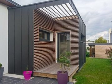 Il est toujours appréciable d'avoir une entrée par le jardin. La question, c'est : comment la mettre en valeur ? ? Avec du zinc et du bois, par exemple ! ??