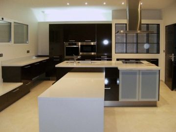 C'est l'espace convivial, que l'on partage à 2 ou à plusieurs et qui reste le cœur de la maison... Vous avez deviné, je veux parler de la cuisine ! ?️

1 001...